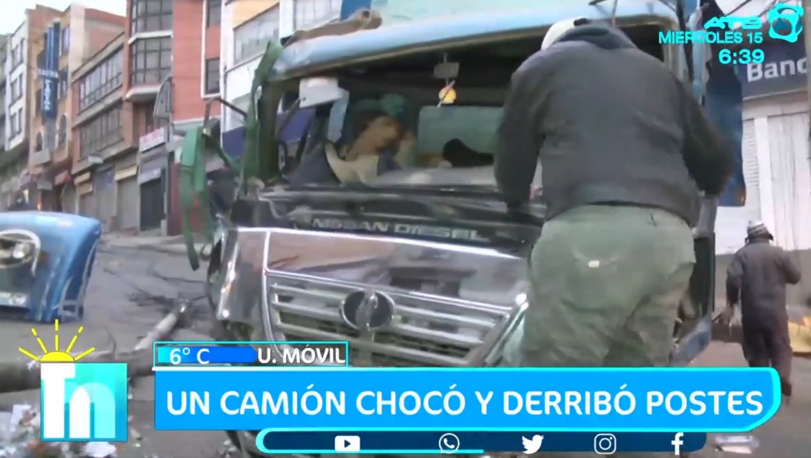 Camión pierde el control y arrastra postes de luz en La Paz