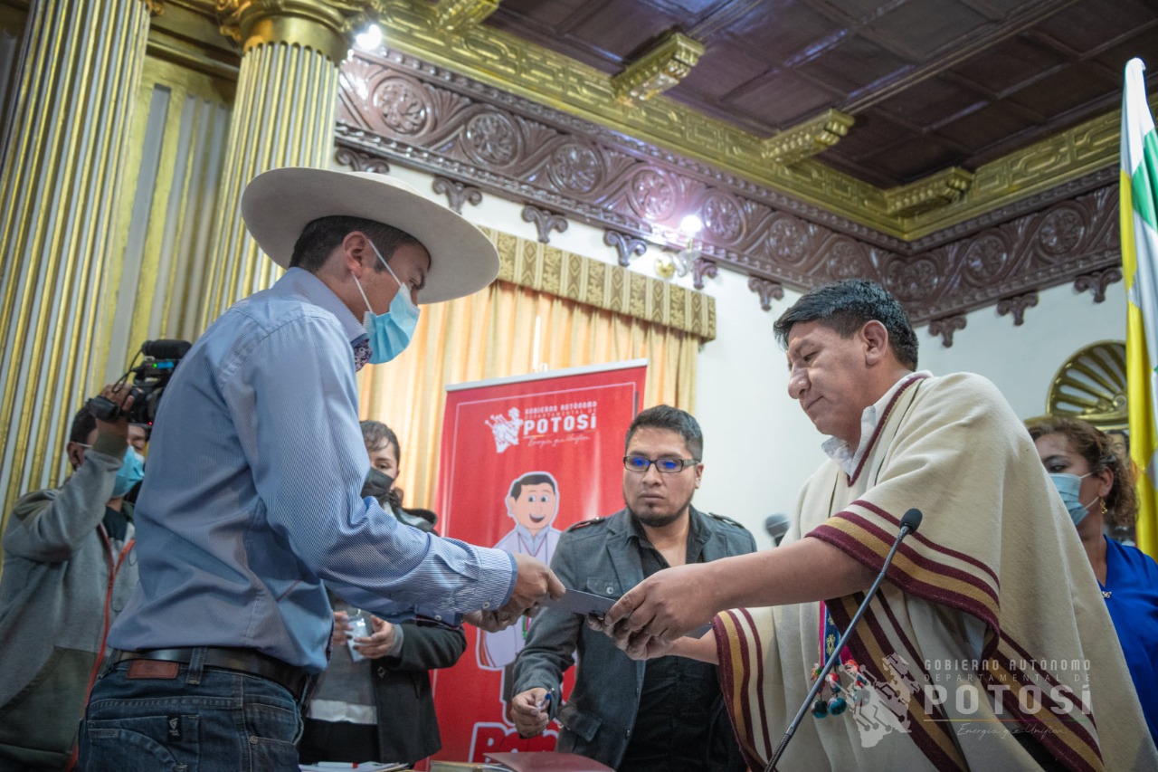 Entregan cheques por Bs 112 millones para el pago del Bono Estudiantil en Potosí