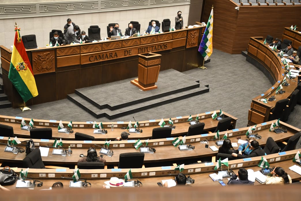 Diputados tratan proyecto de ley que devuelve la atribución de registro de empresas al Estado