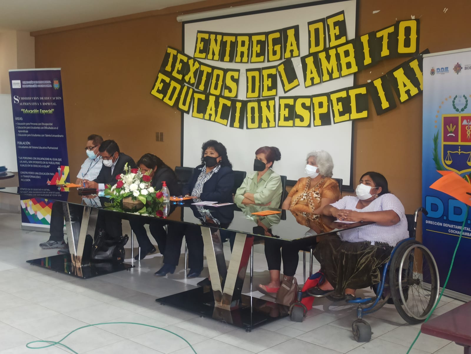 Estudiantes de educación especial reciben textos de aprendizaje en Cochabamba