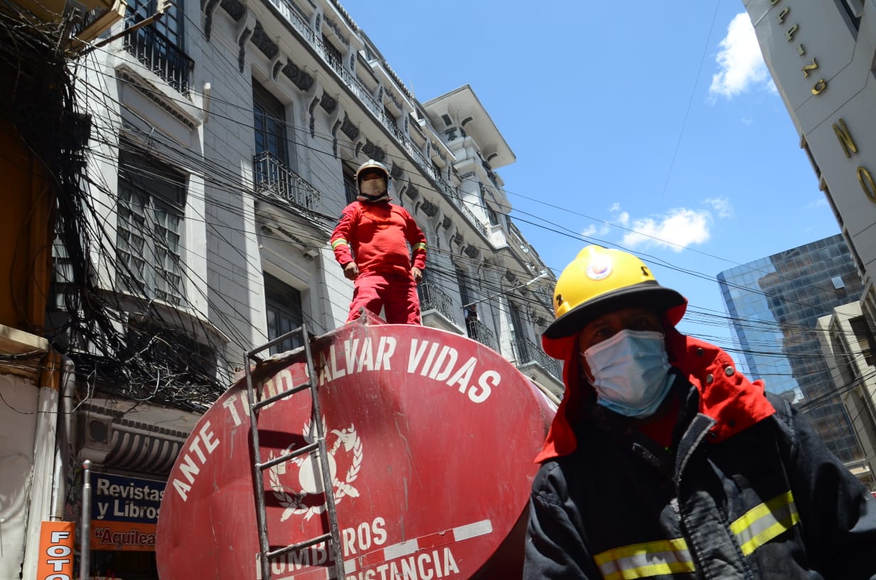 La Paz: Bomberos logran controlar el incendio el Shopping Norte