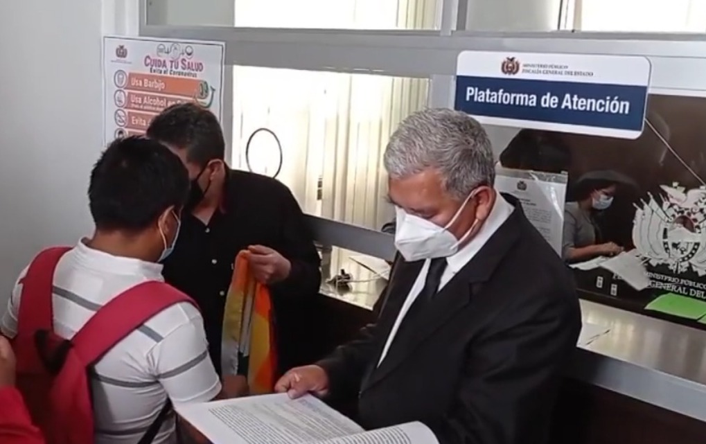 Sucre: Organizaciones presentan denuncia penal contra Camacho y Calvo por agravio a la wiphala