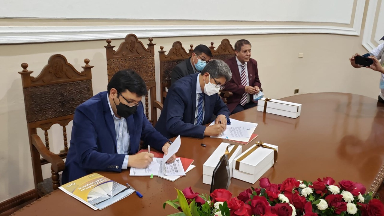 MHE firma convenio con Universidad San Francisco Xavier a favor de pacientes con cáncer