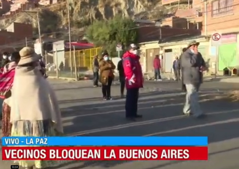 La Paz: Vecinos bloquean la avenida Buenos Aires y exigen que la alcaldía cumpla con obras de estabilización