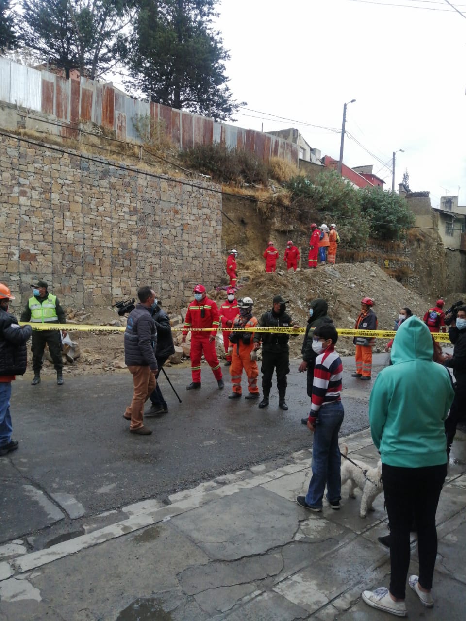 Un obrero muere y otros tres quedan heridos tras la caída de un talud en la zona de Villa Victoria en La Paz
