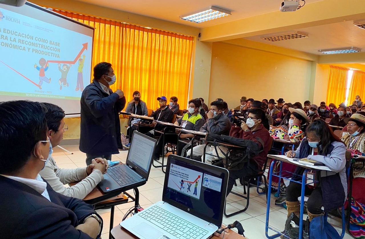 Ministro Quelca participa en la construcción de propuestas educativas en Cumbre para la Reactivación Económica de La Paz