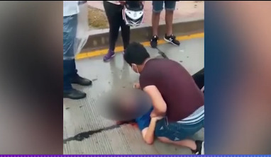 Motociclista queda con varias lesiones a causa de una pita colocada por bloqueadores en una avenida de Santa Cruz