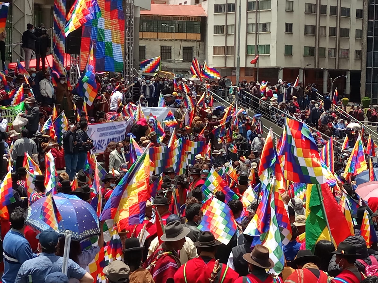 “Wiphalazo” promueve la unidad del pueblo boliviano