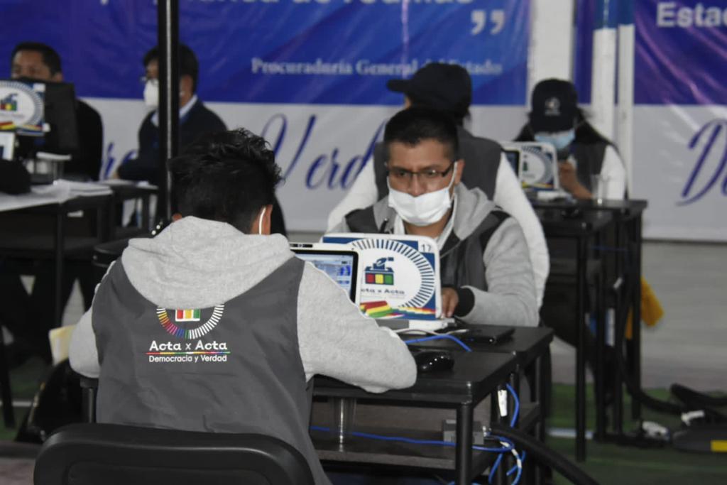 Vecinos entregan copias de actas electorales de 2019 para el proceso de análisis de la Procuraduría