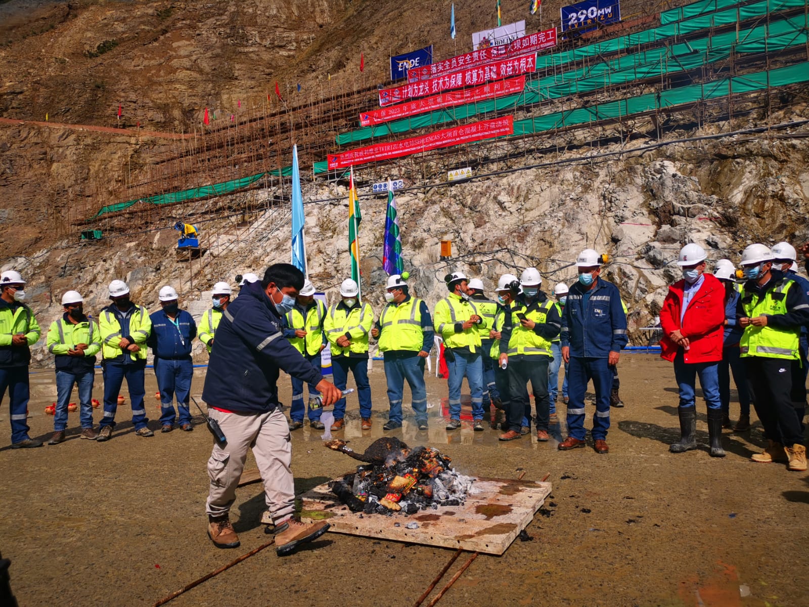 Comienza colocado de hormigón a la presa del proyecto hidroeléctrico Ivirizu de Cochabamba