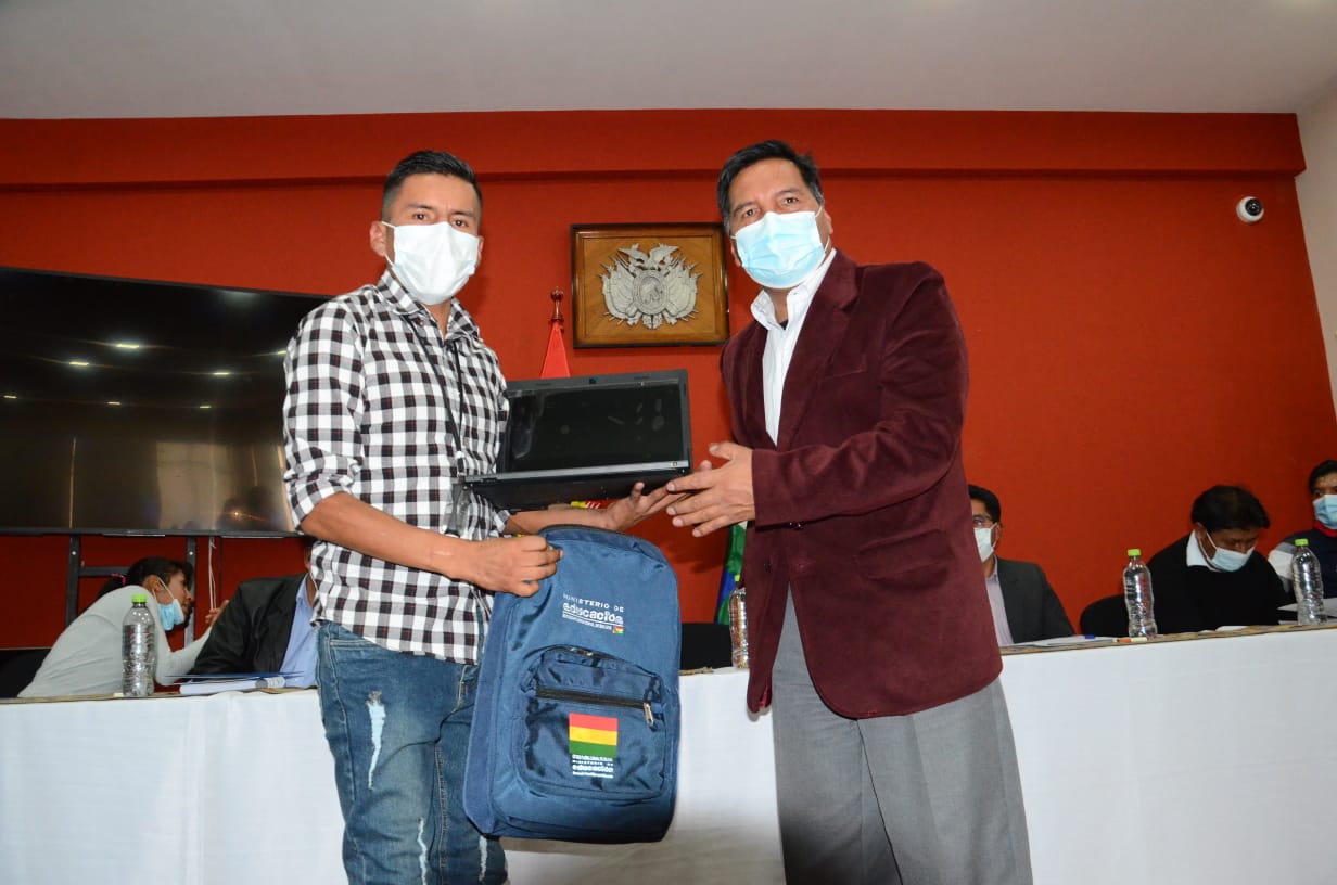 Ministerio de Educación entrega computadoras a maestros itinerantes multigrado del país