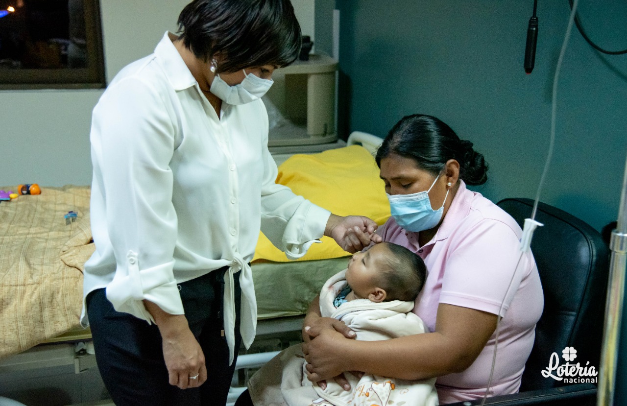 Ayuda social de Lotería Nacional llega a dos niños con labio leporino y a dos mujeres en Cochabamba