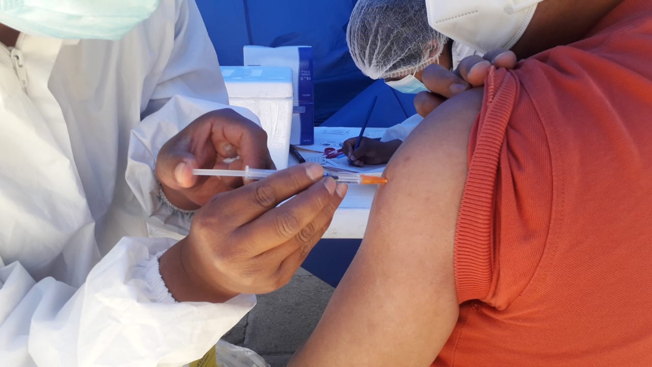 Centros de salud serán puntos para administrar la vacuna Pfizer a menores de 16 y 17 años