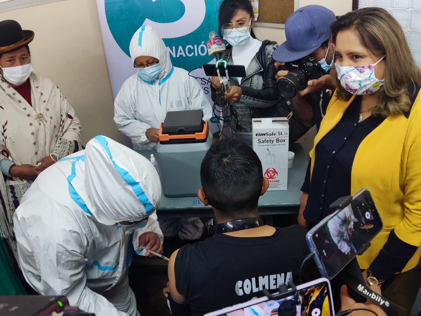 Se inicia la inmunización contra el COVID-19 a adolescentes de 16 y 17 años en unidades educativas fiscales de El Alto