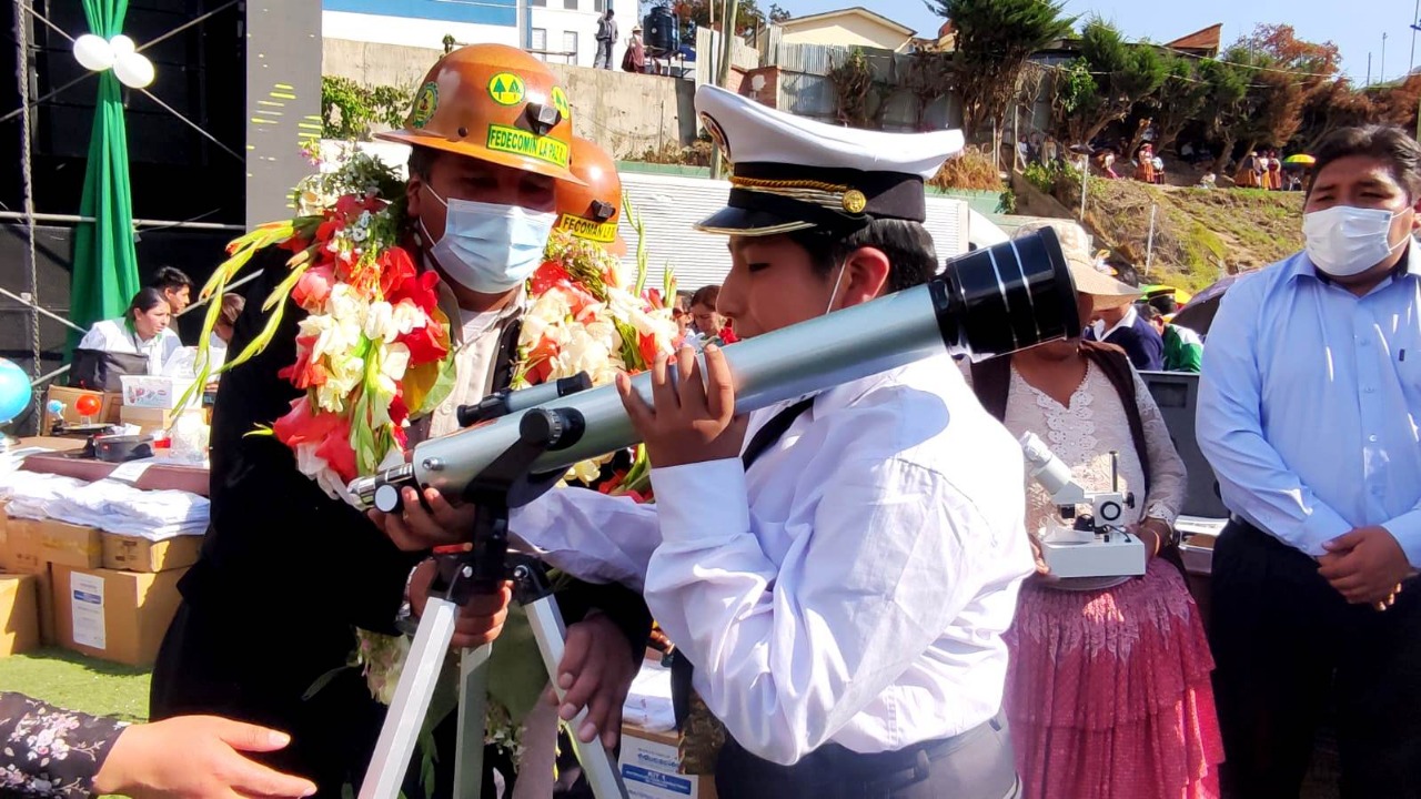 Ministerio de Educación entrega equipos de laboratorio a unidades educativa de la provincia Larecaja