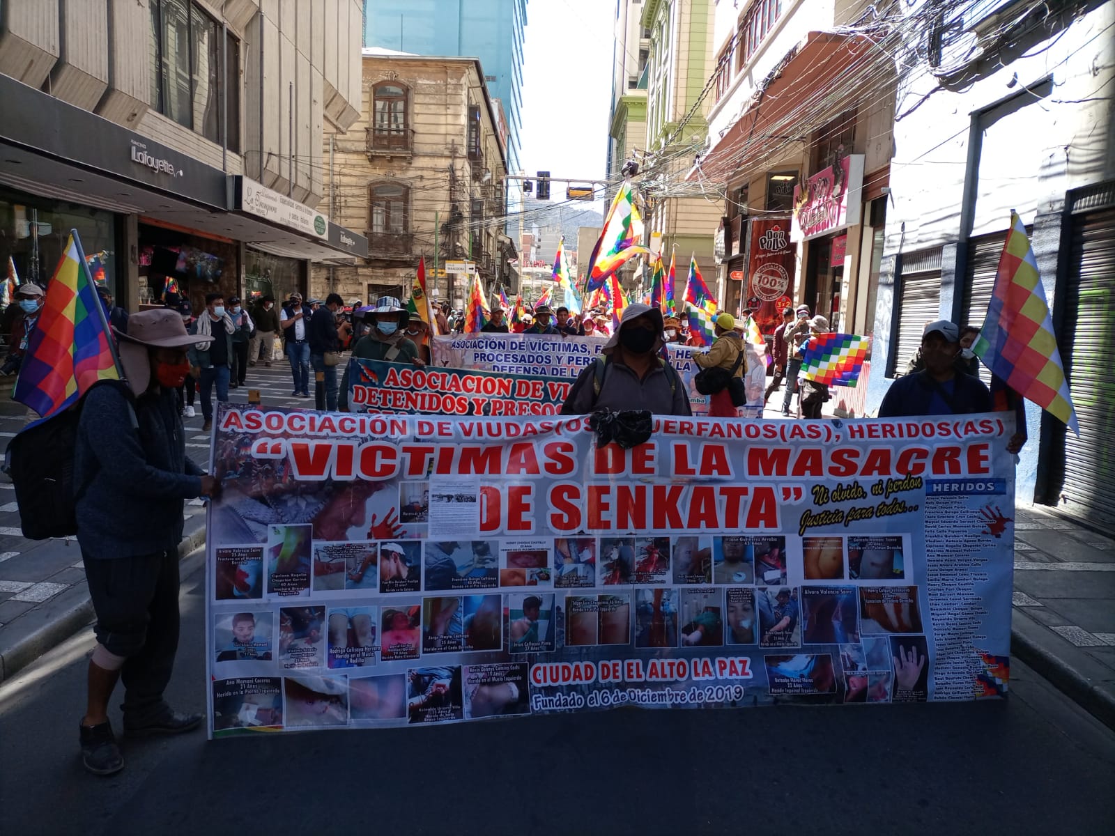 Marcha de familiares y víctimas de las masacres llegan a la ciudad de La Paz para exigir justicia