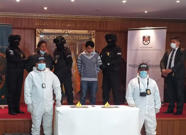 Policía presenta al padre y tío acusados de vejar a tres menores de edad en La Paz