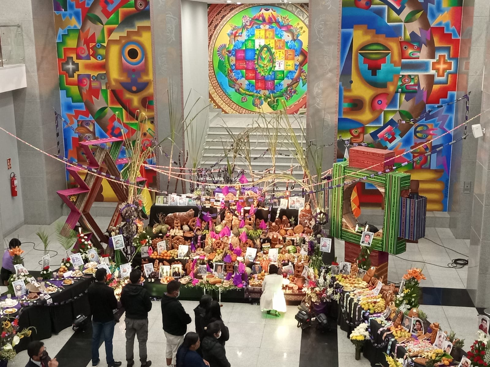 Altar de Todos Santos en la Casa Grande del Pueblo sincretiza a las tres regiones del país