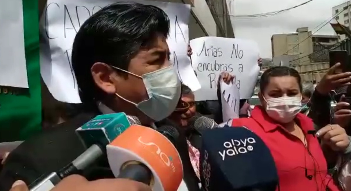 Denuncian al alcalde Arias por entorpecer investigación en el caso buses PumaKatari