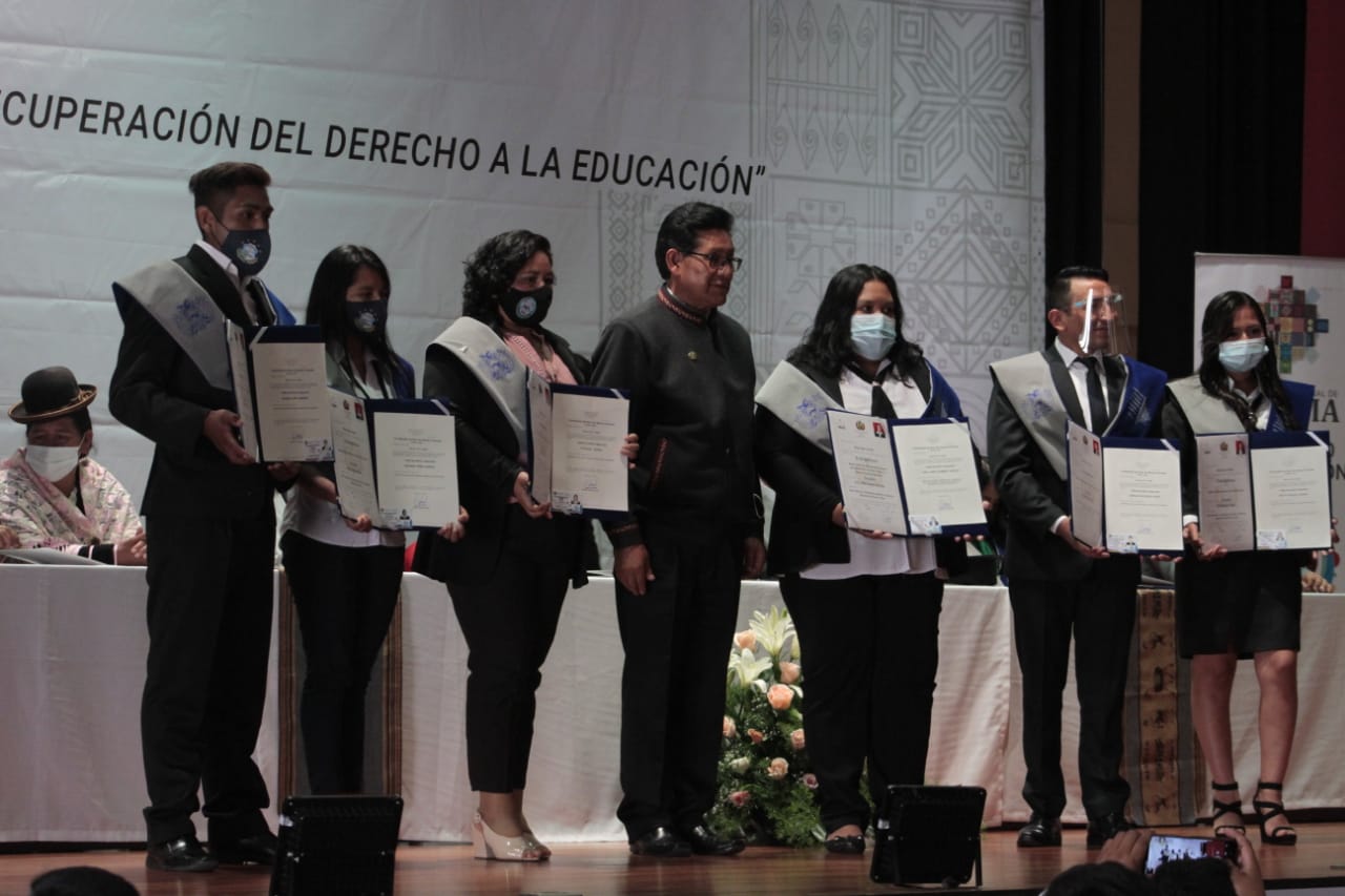 Educación entrega títulos profesionales e ítems a maestros destacados de las escuelas superiores del país