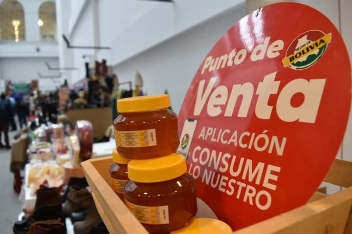 Instalan feria “Consume lo Nuestro” en la ALP para fomentar la industria nacional
