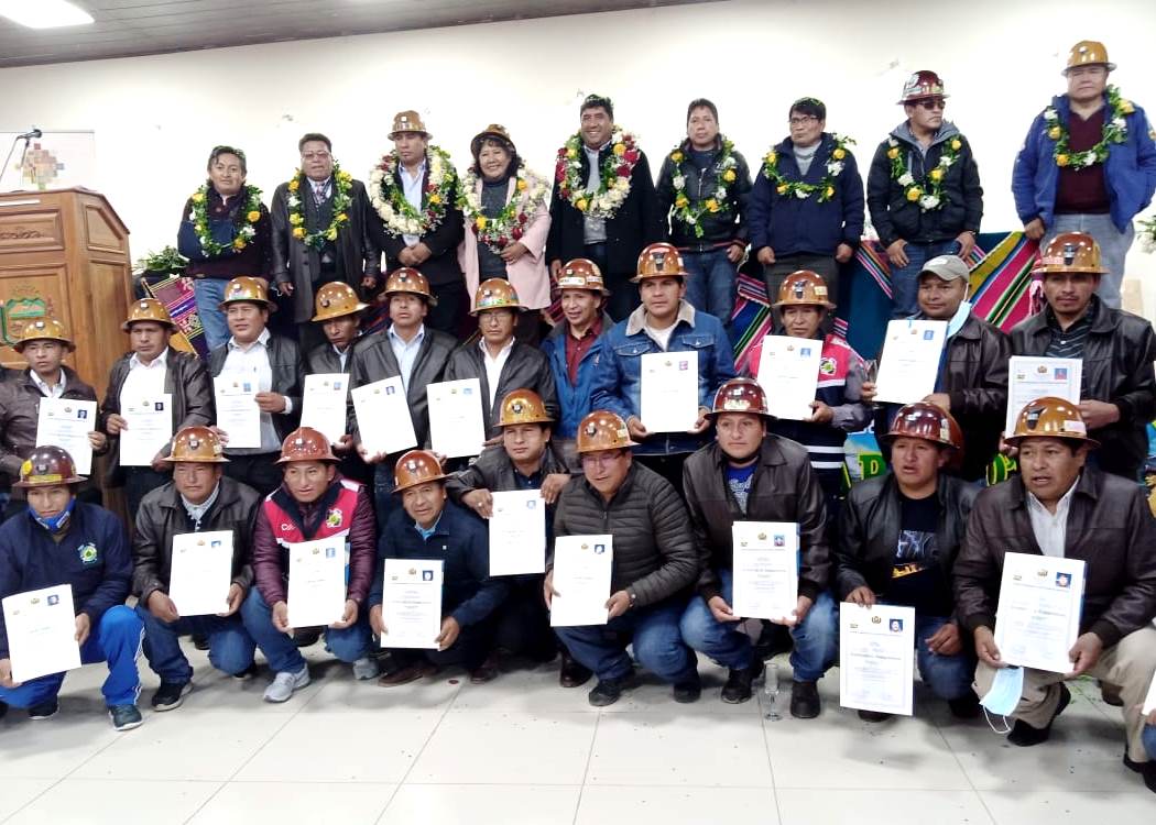 Ministerio de Educación certifica a 197 mineros perforistas de la mina Porco de Potosí