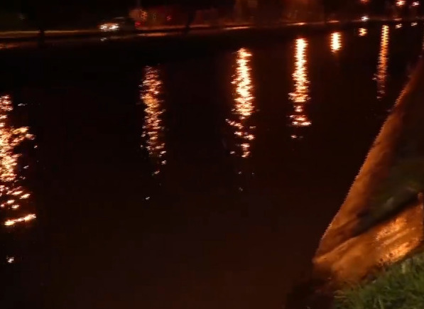 Santa Cruz: Madre clama ayuda para encontrar a su niño desaparecido tras caer a un canal