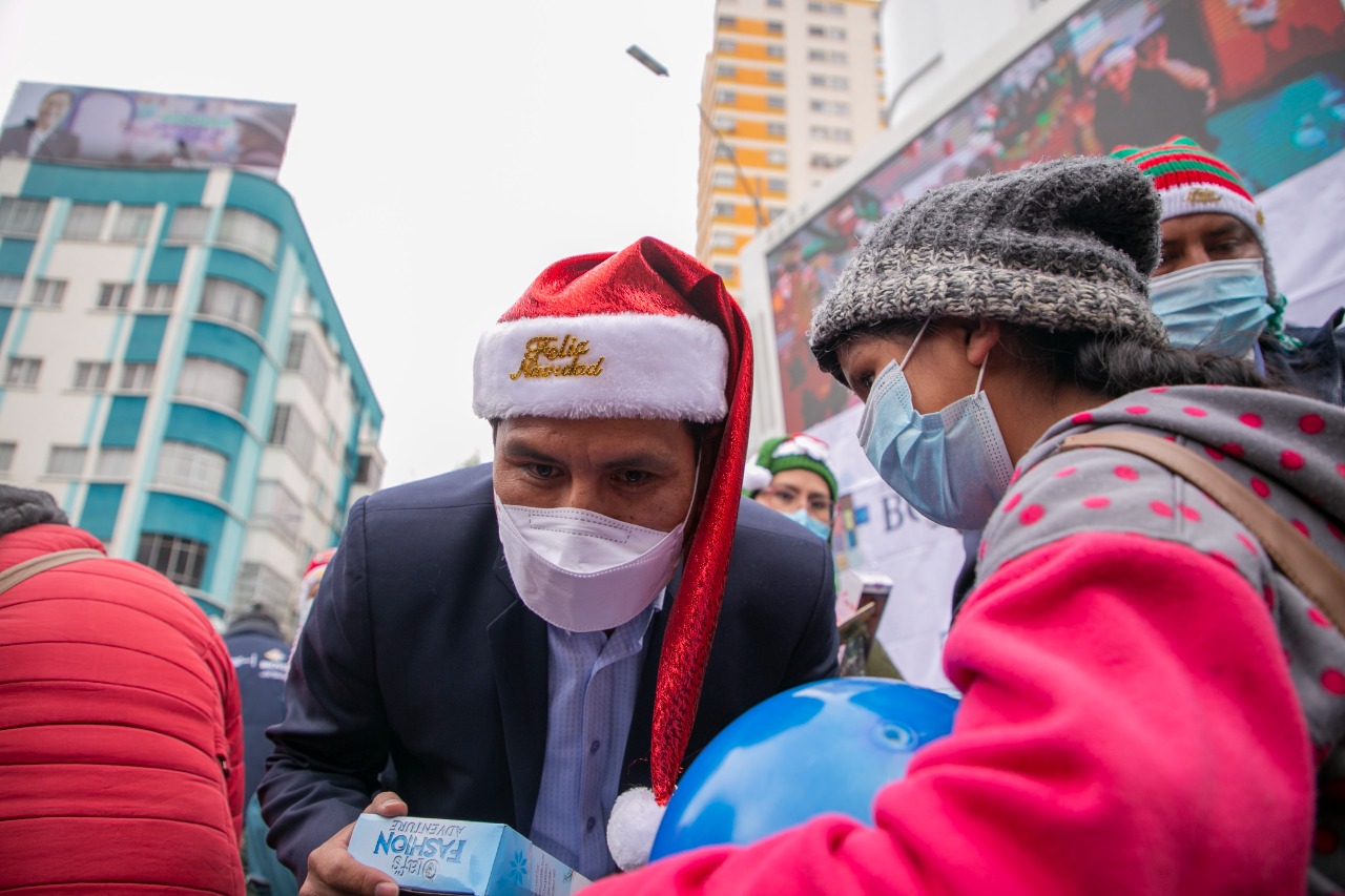 Ministro de Salud entrega juguetes y alimentos a niños y familias necesitadas por Navidad