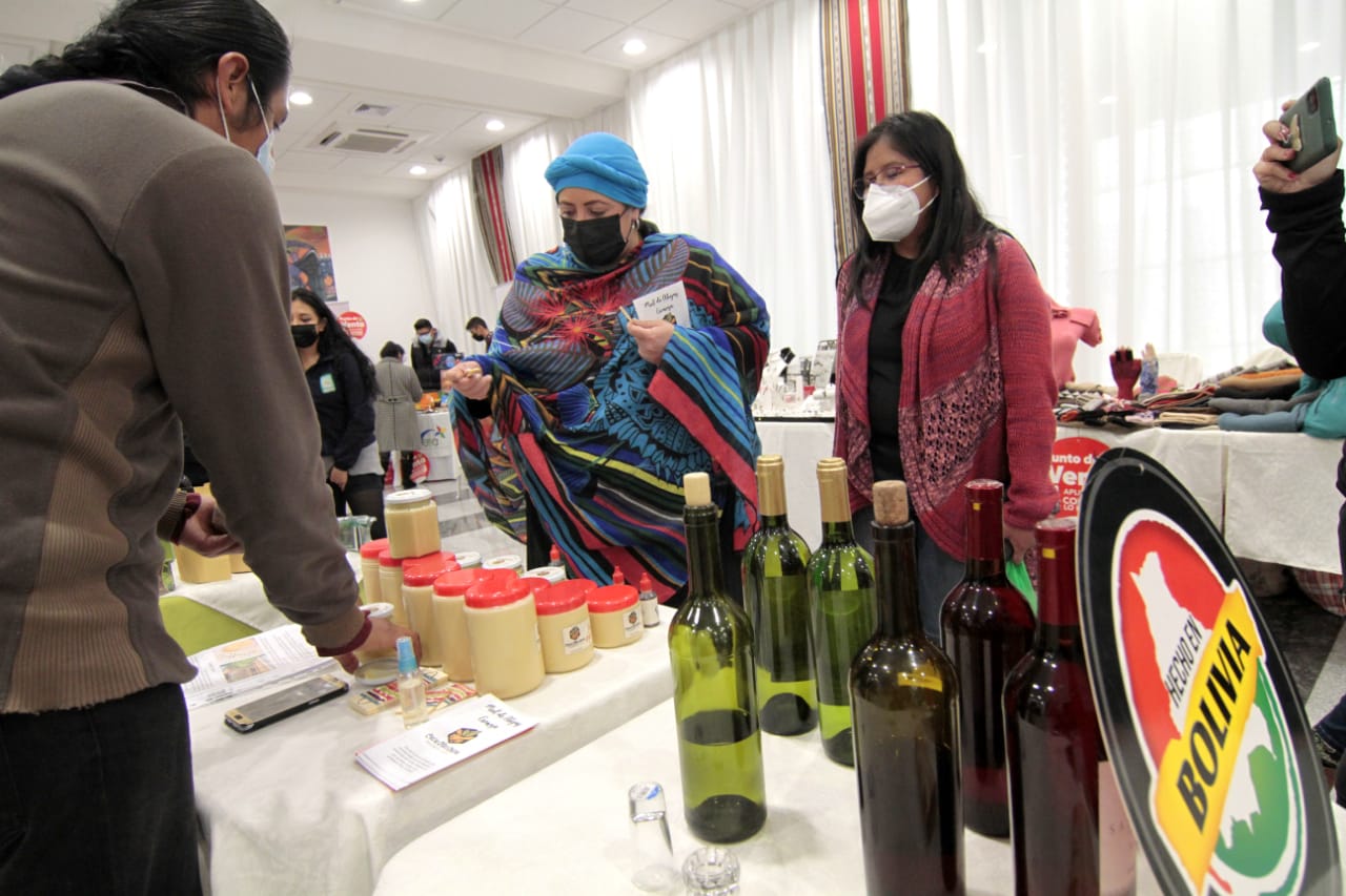 Ministra de la Presidencia destaca calidad de los productos bolivianos en feria “Consume lo Nuestro”