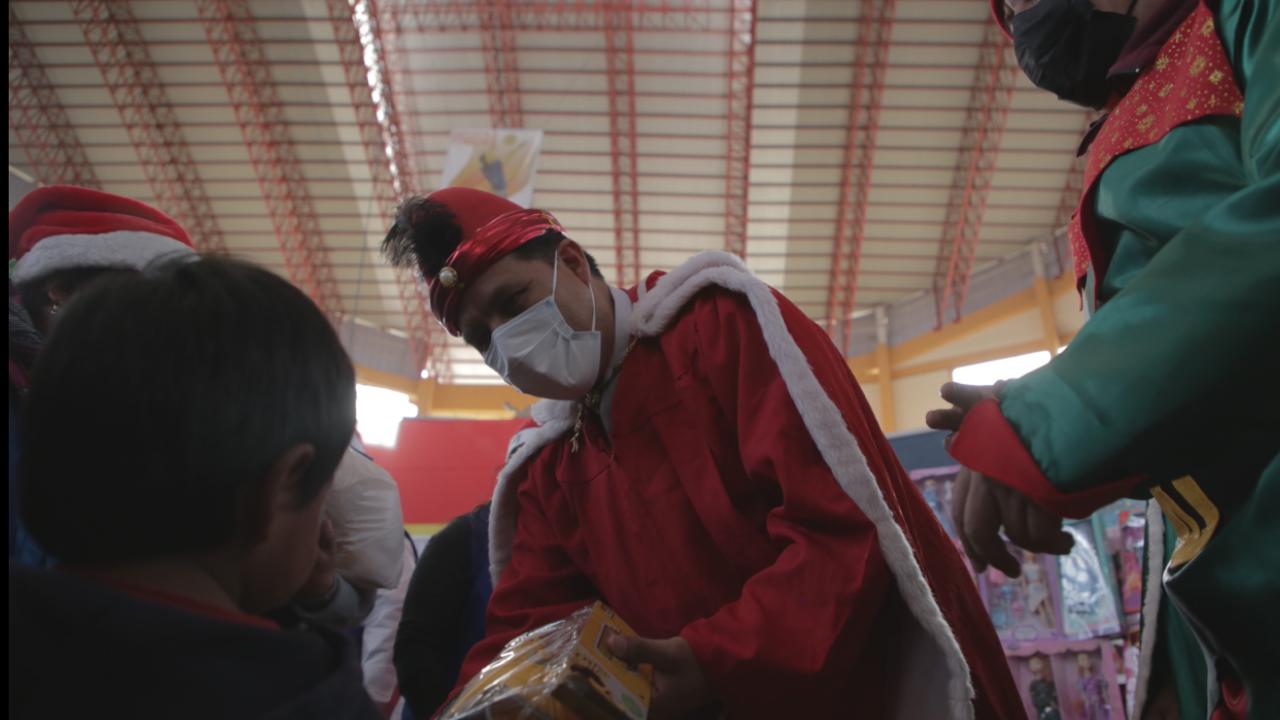 Horas previas a la Navidad, la niñez y familias de Chuquisaca comparten baile, alegría y regalos con el Ministro de Salud