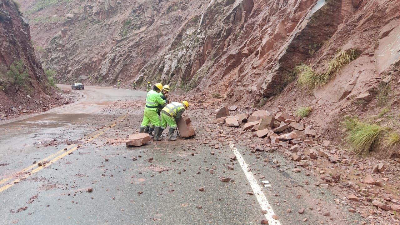 ABC Oruro intensifica trabajos por deslizamientos de rocas en la carretera que conecta con Cochabamba