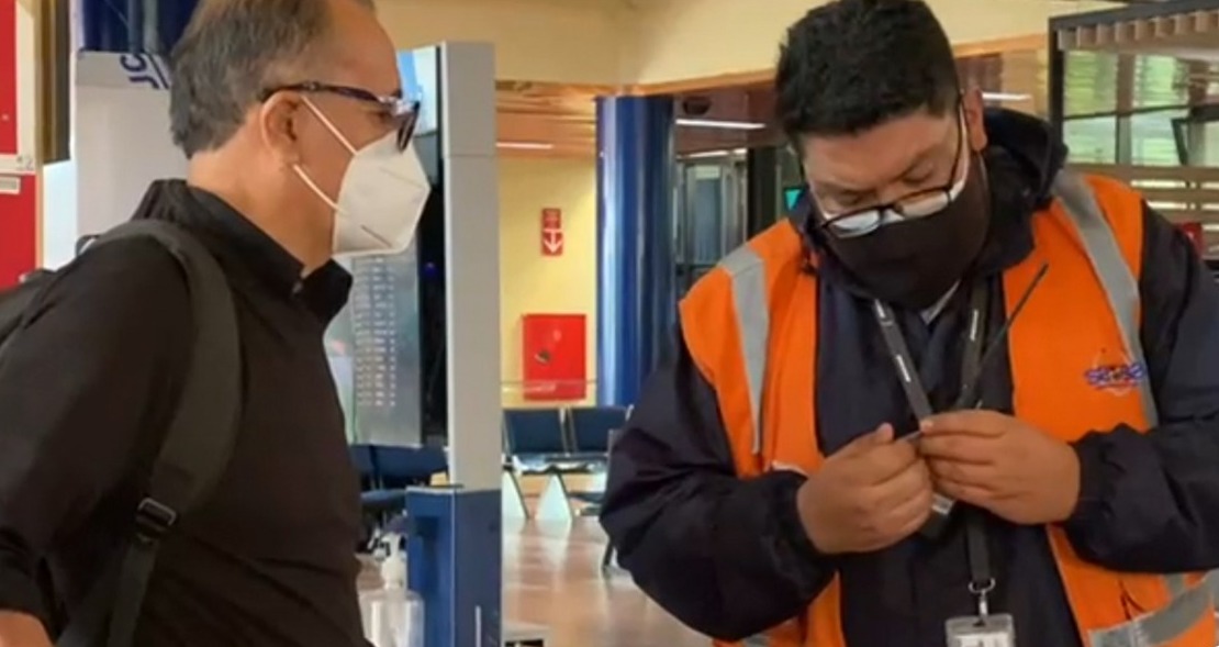 Policía y Sabsa controlan que usuarios presenten su carnet de vacunación contra el COVID-19 en los aeropuertos