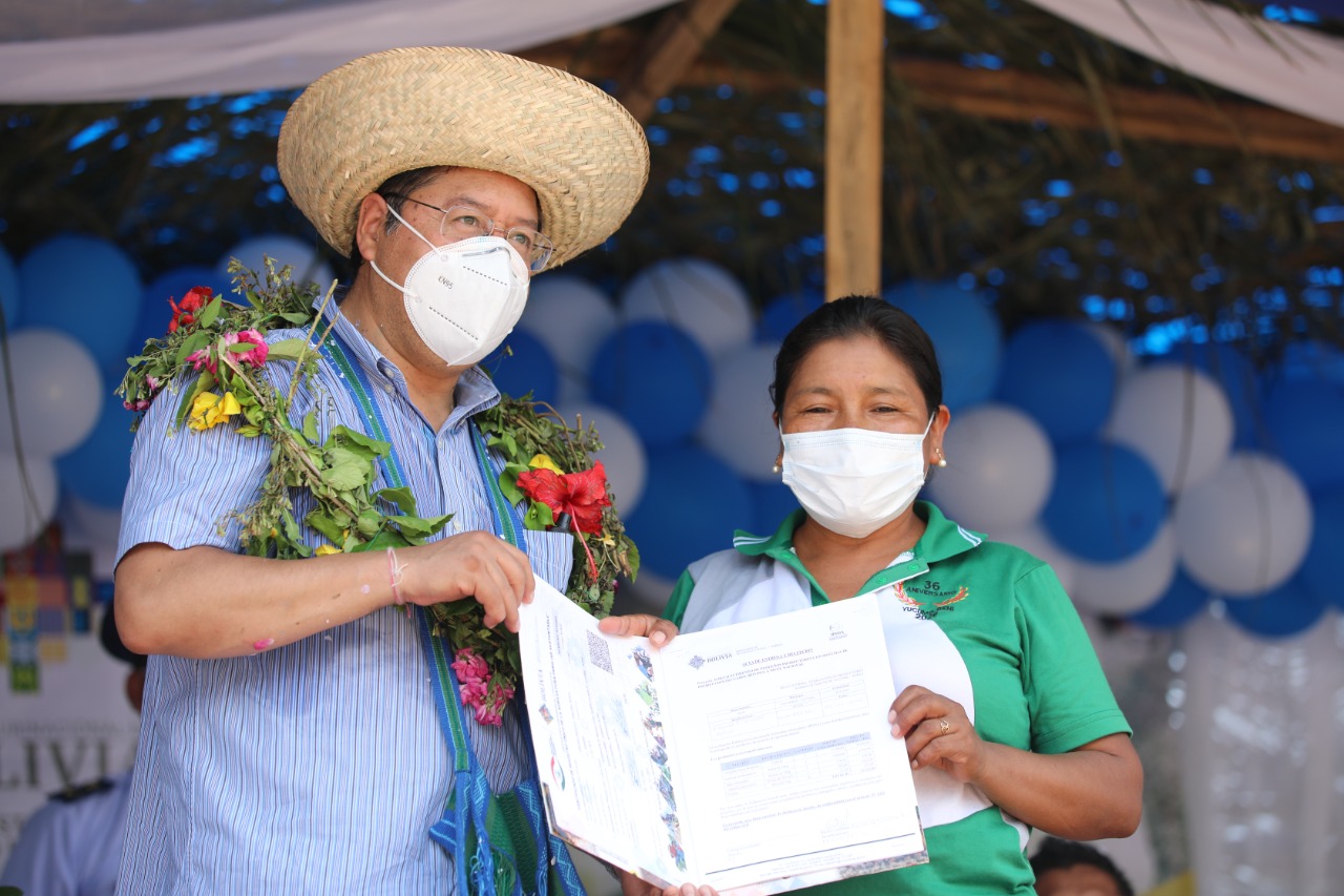 Presidente entrega insumos y animales a pequeños ganaderos en Beni
