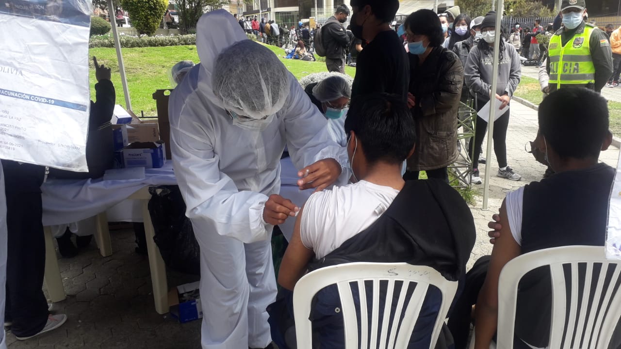 Dosis de refuerzo se debe aplicar con un intervalo diferenciado según el tipo de vacuna