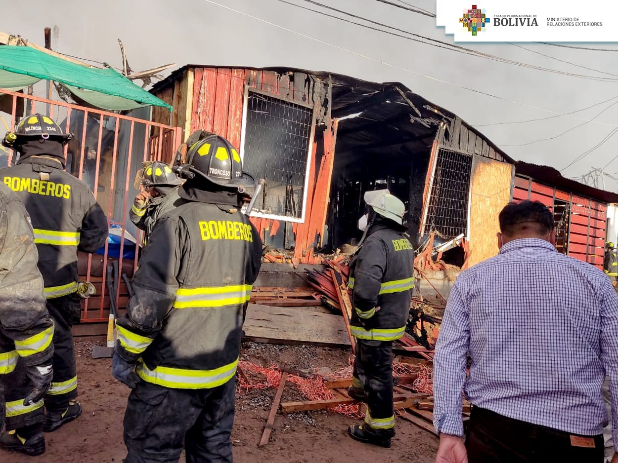 Cancillería gestiona información y apoyo a connacionales afectados en el incendio en Laguna Verde, Iquique