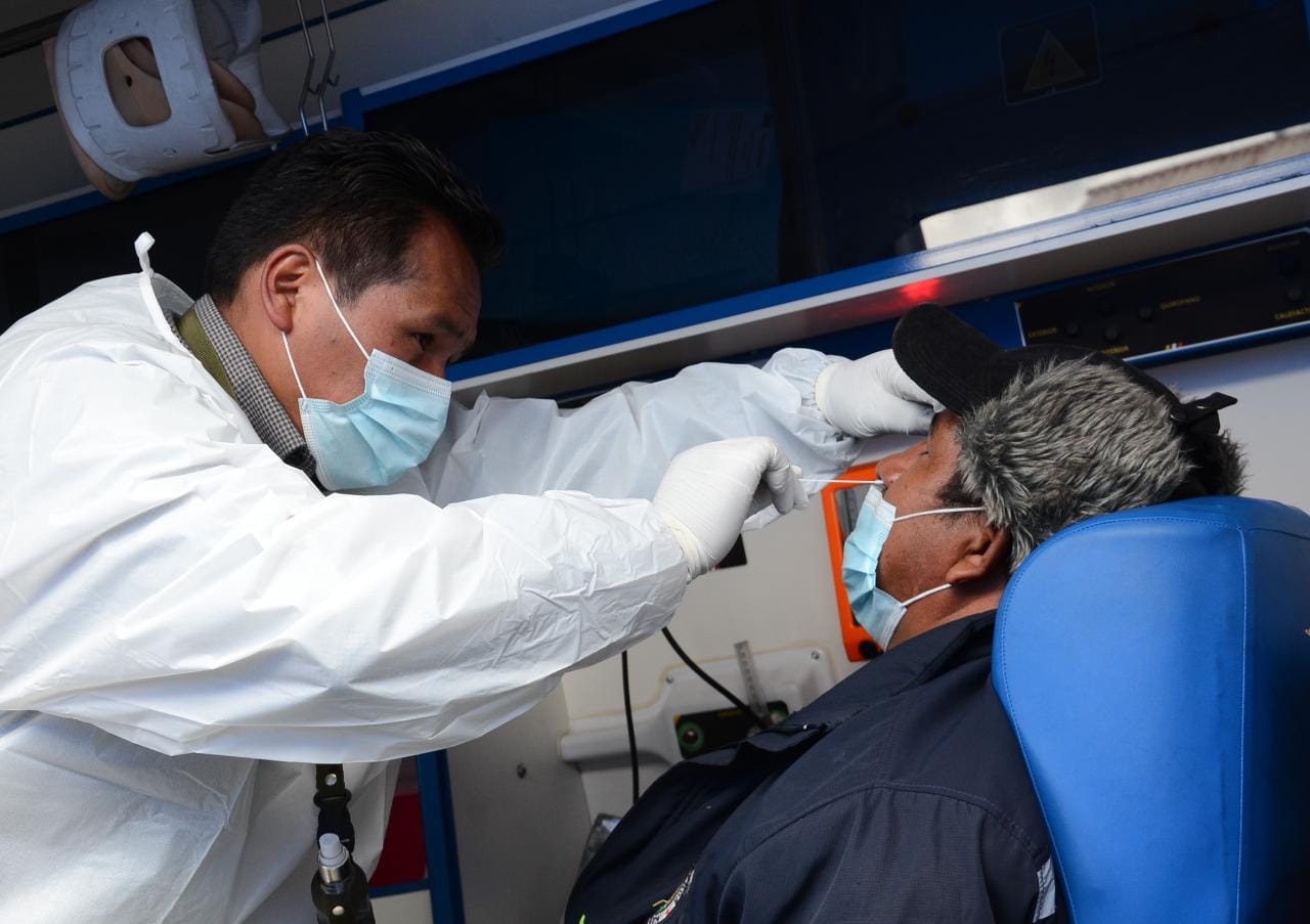 Gobierno realiza pruebas contra el COVID-19 a transportistas varados en frontera con Chile