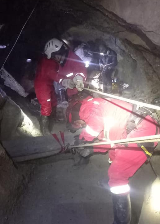 Bomberos rescatan tres cuerpos de la mina de Porco en Potosí