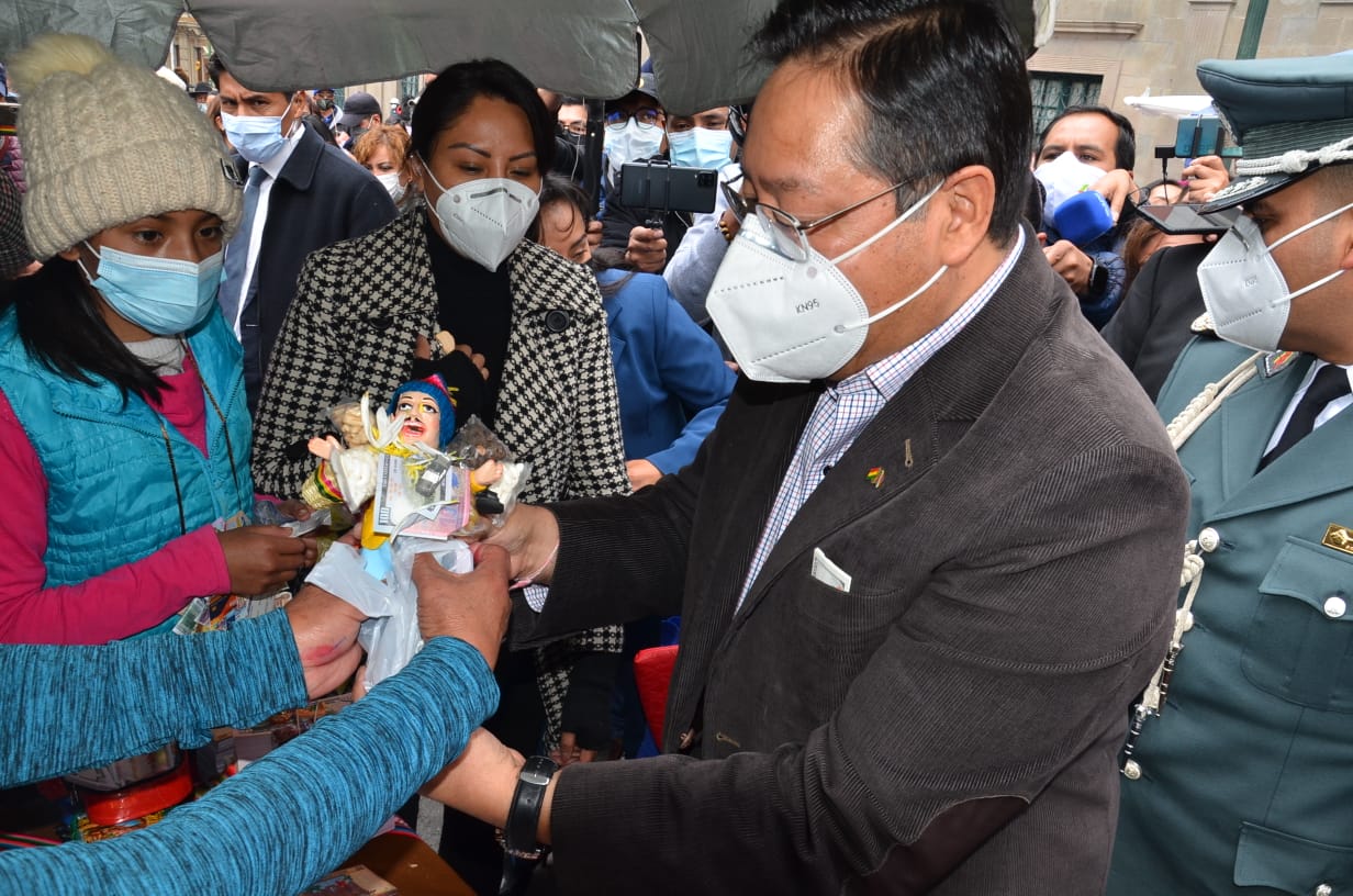 Presidente visita la feria de la Alasita y desea prosperidad al pueblo boliviano