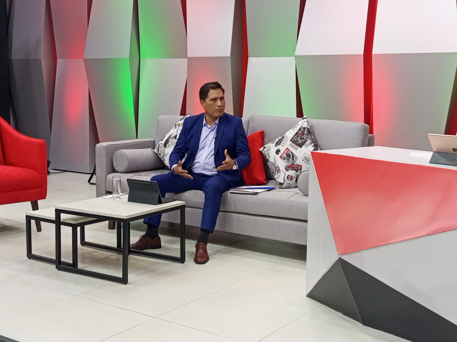 Auza: Camacho vendió humo a su población mientras el presidente Arce garantizó el 100% de vacunación