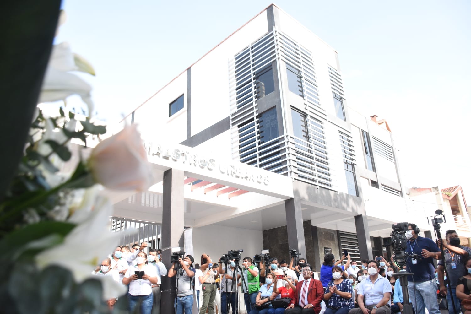 Presidente entrega sede social a maestros de Santa Cruz y exhorta a mejorar la calidad educativa