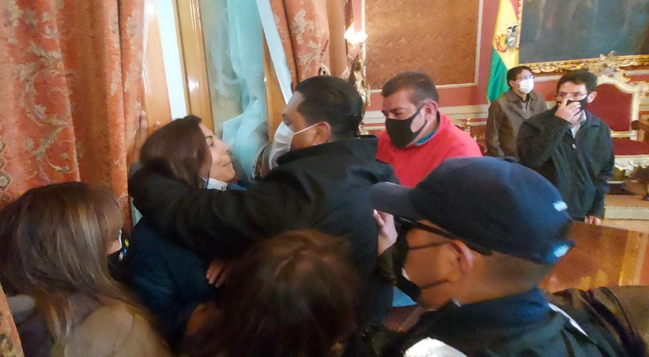 La Paz: Concejalas en huelga de hambre denuncian agresión por funcionarios de alcalde Arias