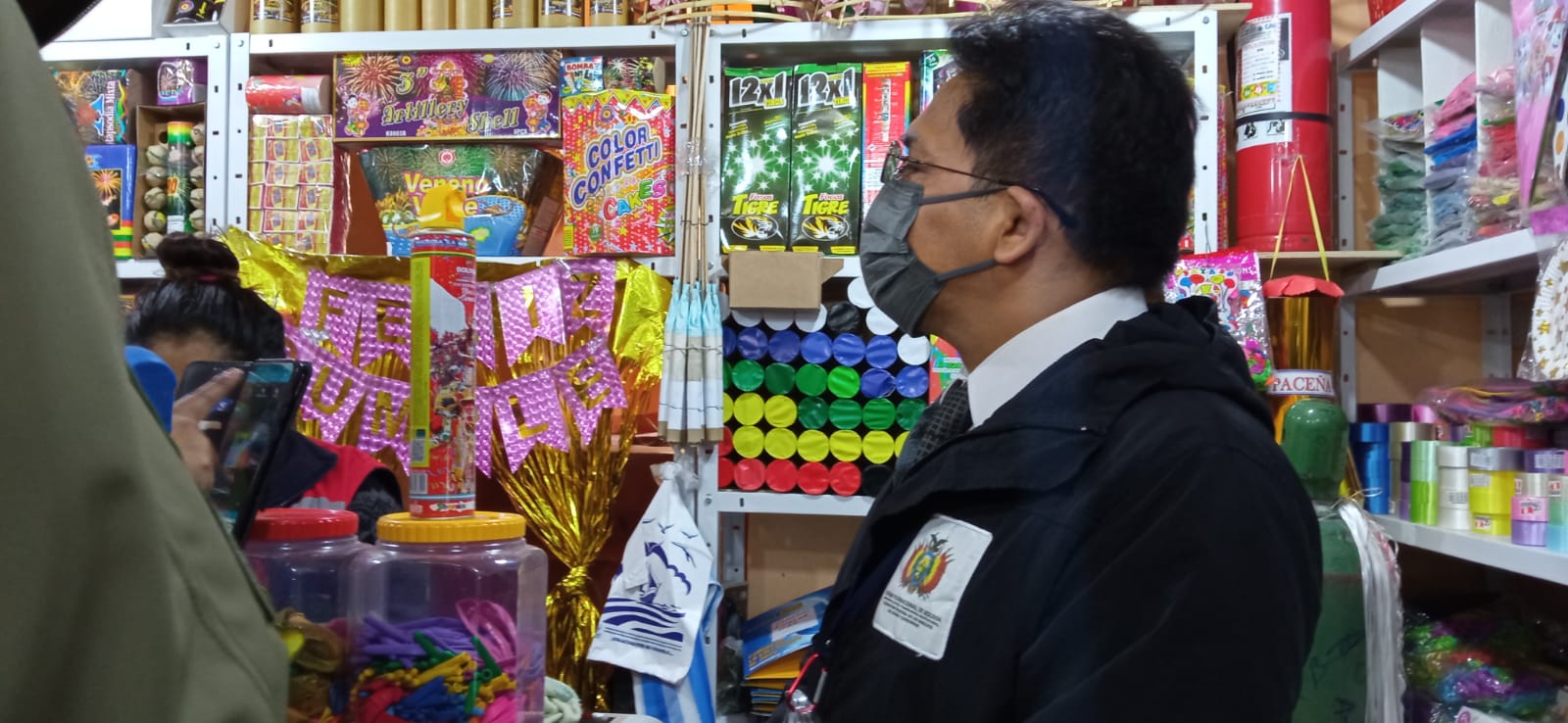 La Paz: FELCC y Defensa del Consumidor realizan verificativos de productos de Carnaval