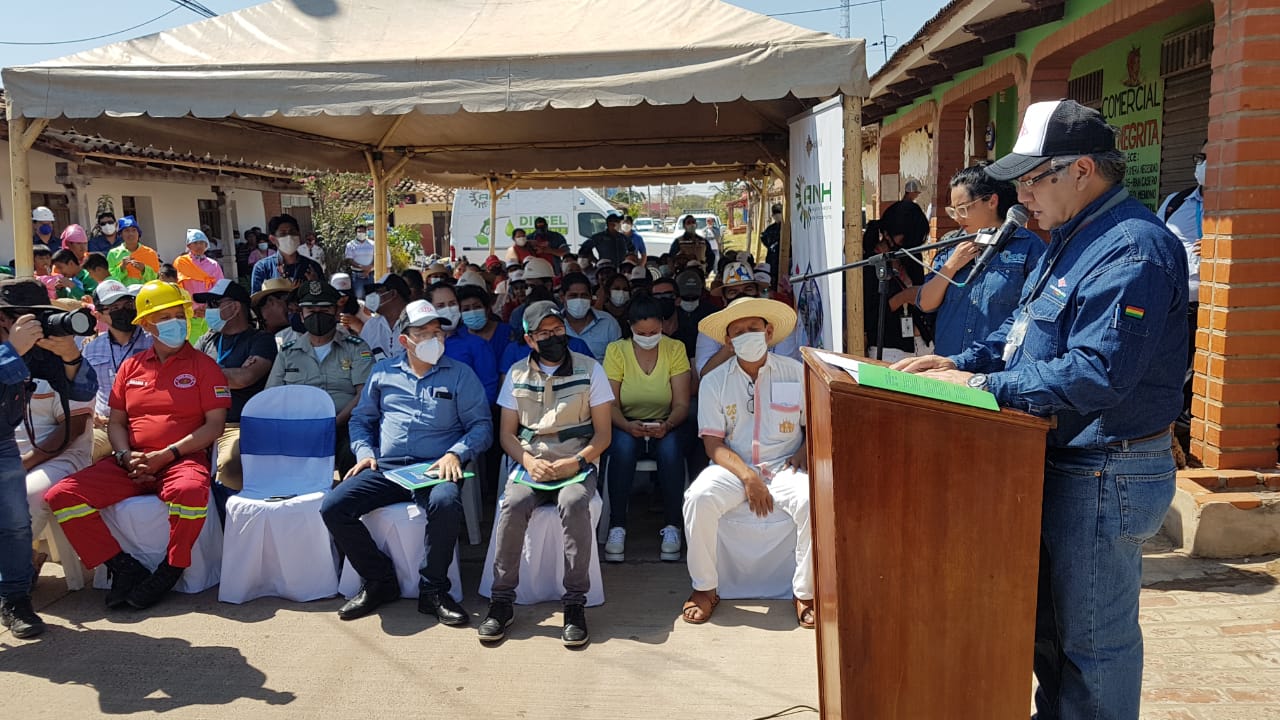 YPFB entrega alimentos y agua a bomberos y afectados por incendios en San José de Chiquitos