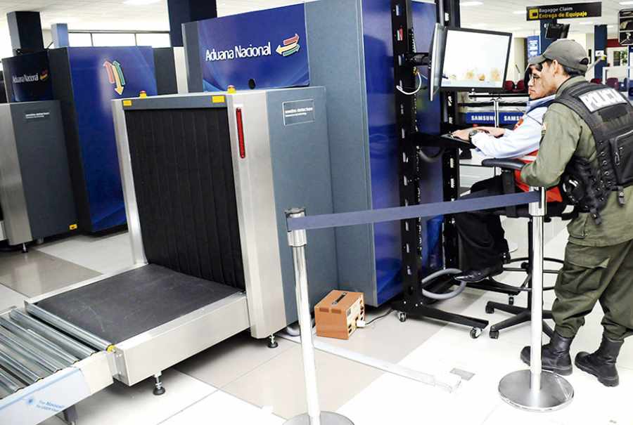 Aduana aclara que controles en aeropuertos están enmarcados en la ley