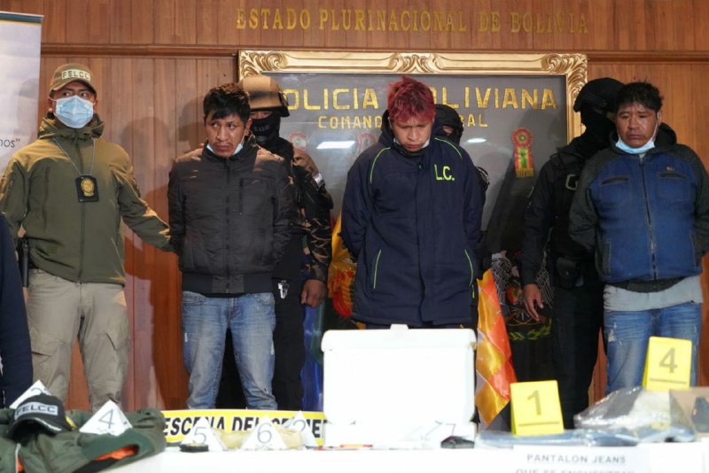 Policía aprehende y presenta a tres sujetos involucrados en un robo frustrado en El Alto