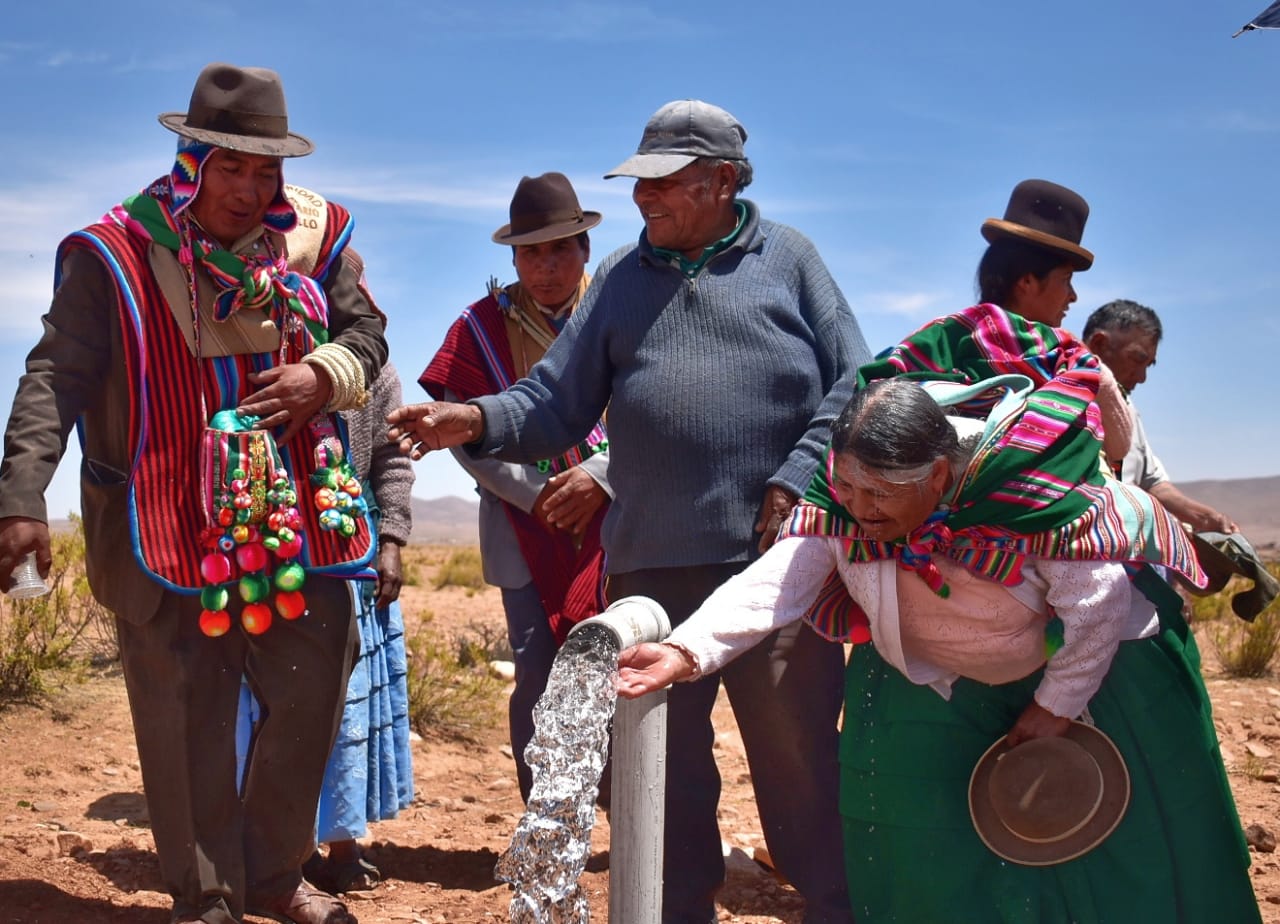 Gobierno entrega sistema de agua subterránea para mejorar la producción agrícola en Sica Sica