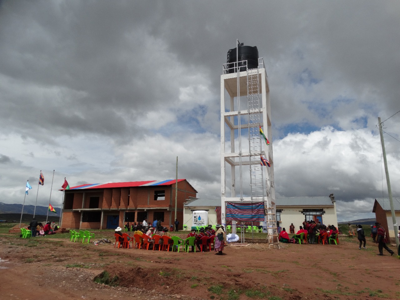 Entregan sistemas de agua para apoyar la producción agrícola en Tiwanaku