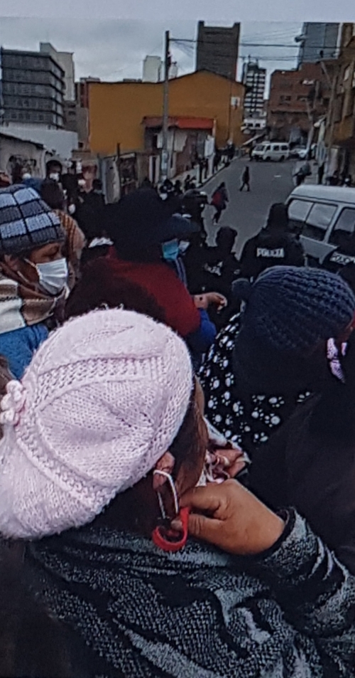 Comerciantes de Alasitas de La Paz intentan instalar sus puestos y la Guardia Municipal, reprime