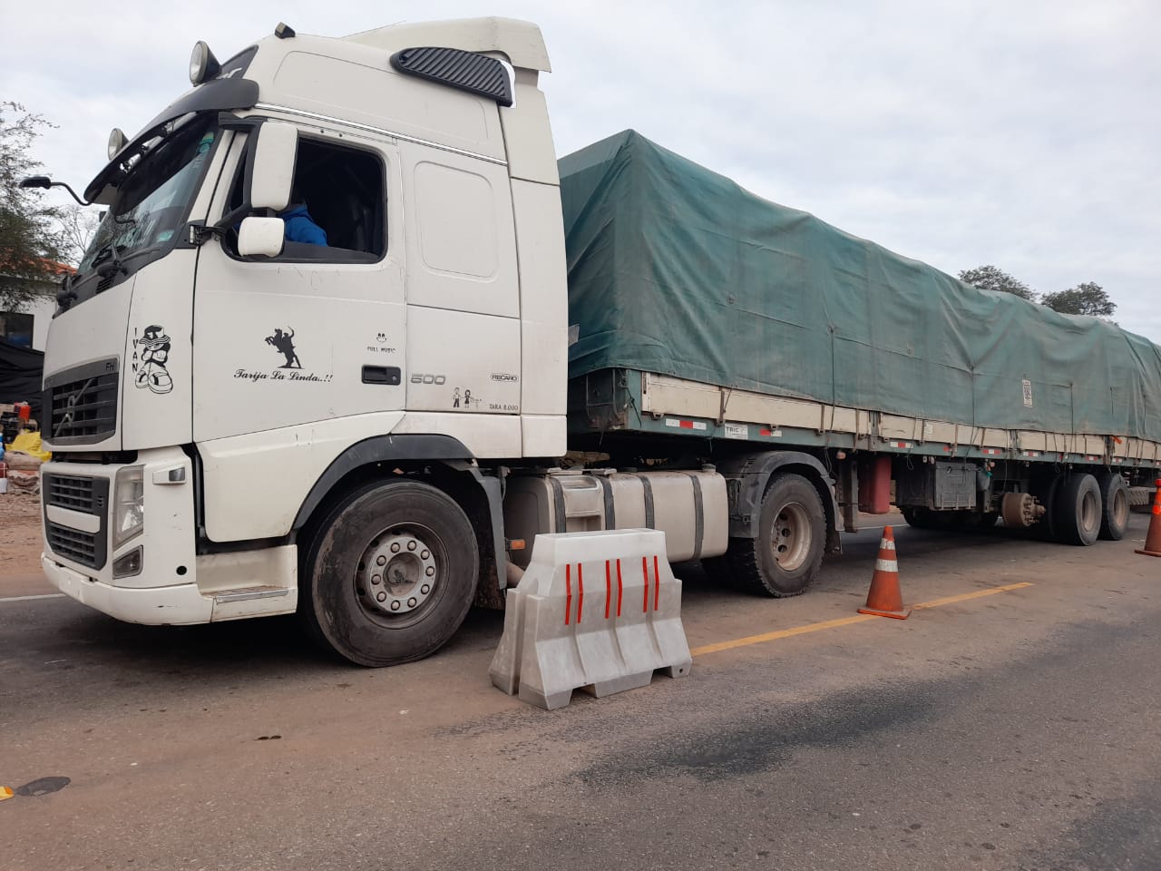 Aduana comisa cinco camiones de soya de contrabando en Villa Montes