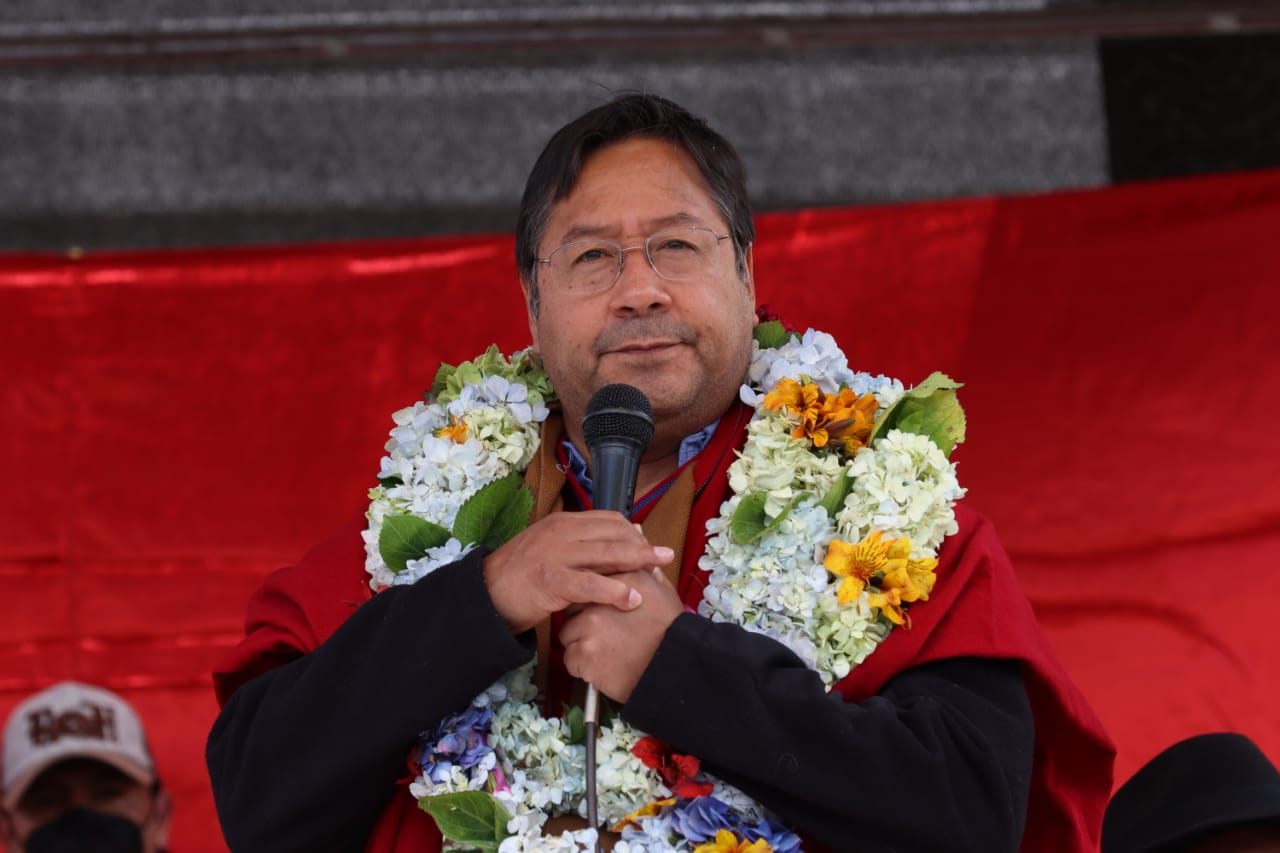 Presidente Arce: La wiphala se respeta porque representa la historia de la lucha de nuestros pueblos indígenas